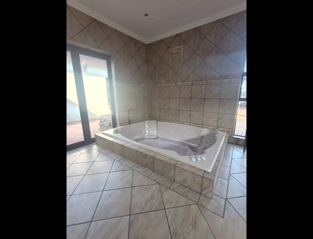4 BEDROOM HOUSE FOR SALE IN VANDERBIJLPARK SE 8